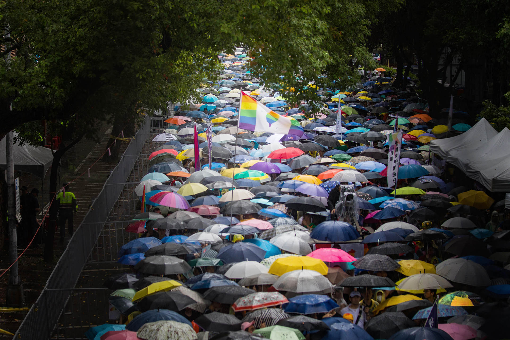 2019年5月17日，台北立法院外挺同团体发起集会，逾四万人冒雨参加。