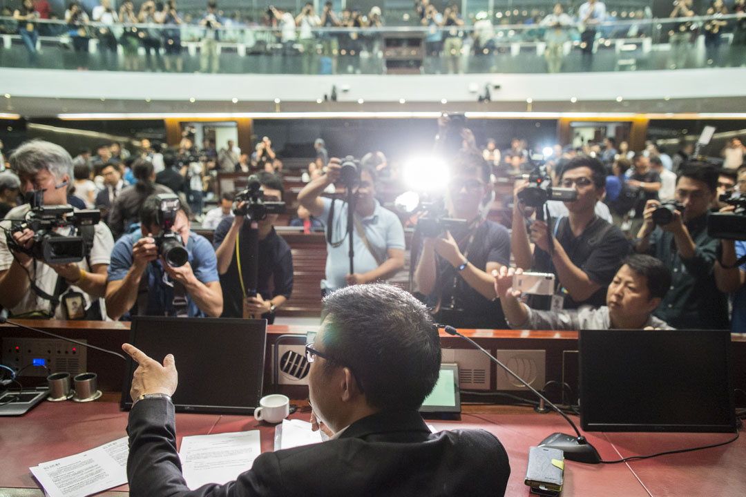 2019年5月14日，民主派承認的法案委員會主席涂謹申主持會議期間，大量記者在會場內採訪。