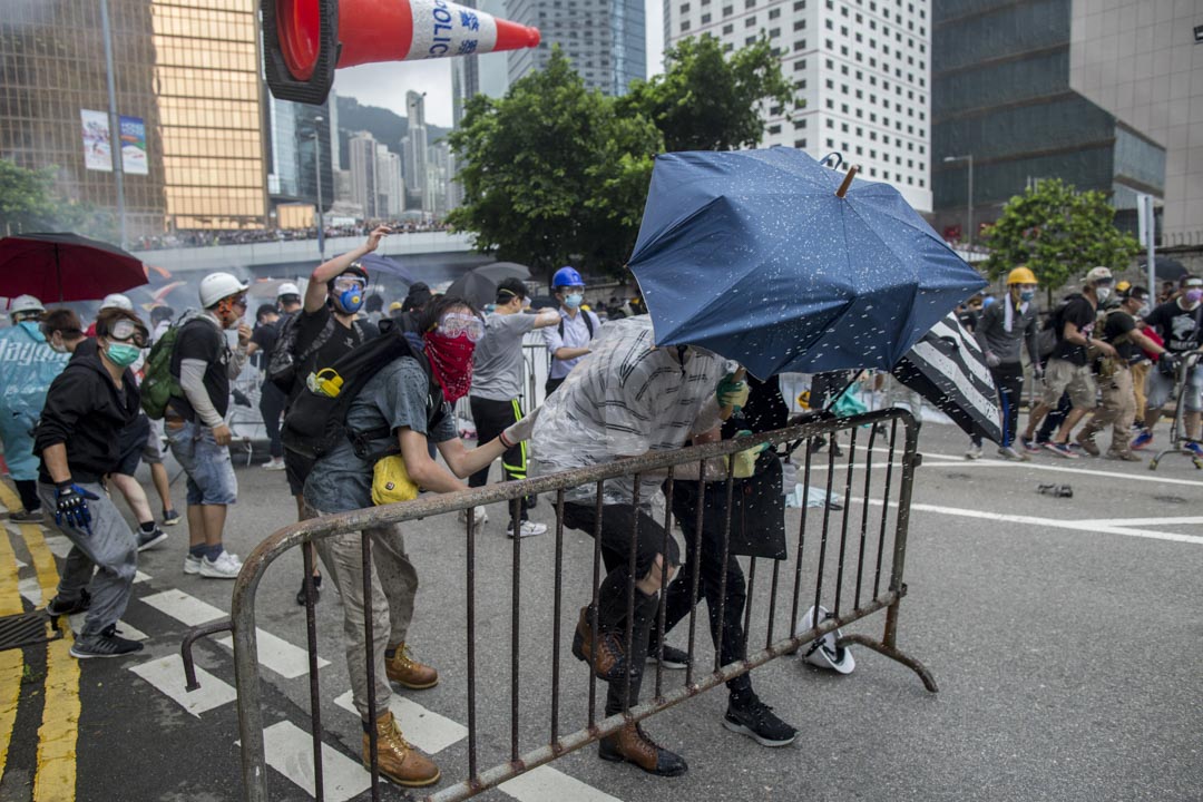 2019年6月12日下午三点左右，示威者冲击防线，对峙的警察突然全部撤了回去，只留下20人不到的速龙小队，示威者最终能成功占领添华道。