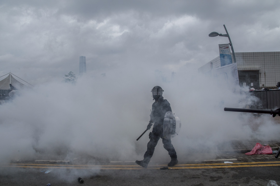 2019年6月12日，一名防暴警察在金鐘龍和道清埸。