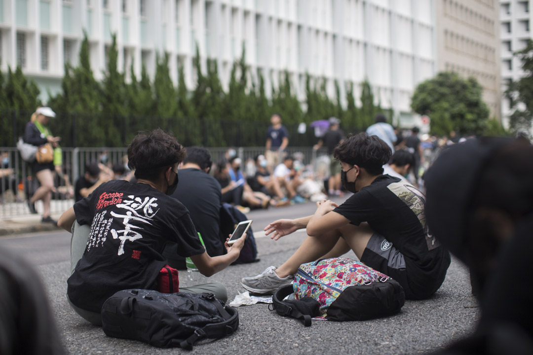 2019年6月27日，香港众志响应连登网民呼吁，参与包围律政中心的行动。 