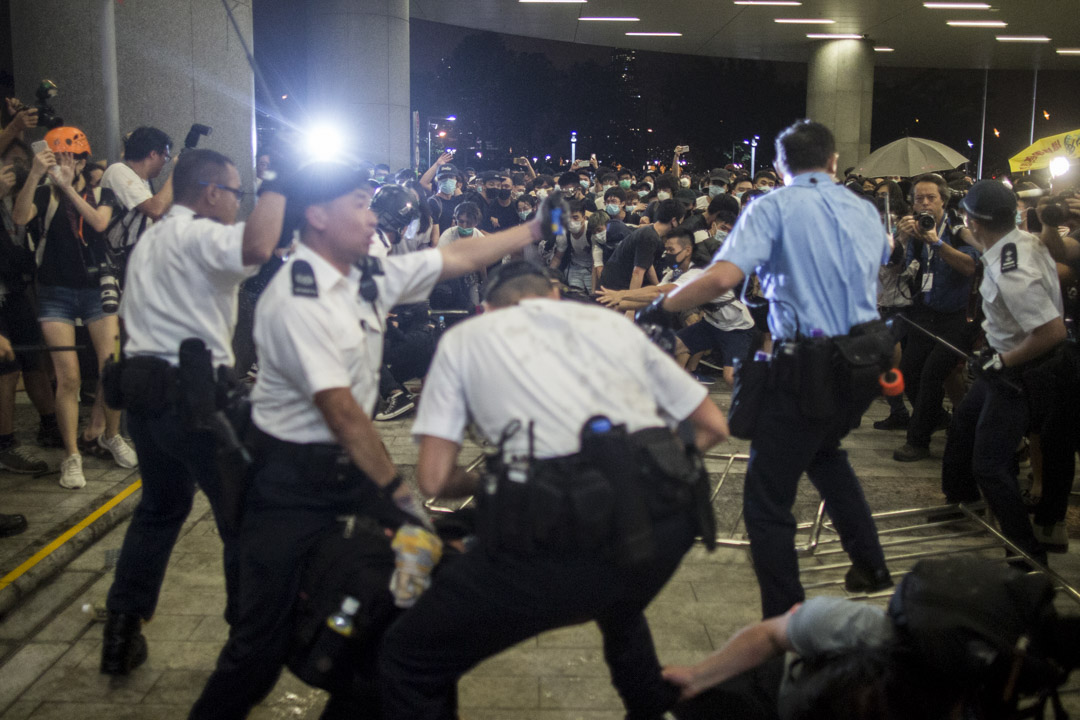 2019年6月10日凌晨12时后，警方强行清理立法会停车场。