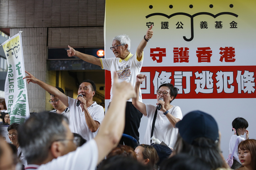 2019年6月9日，民间人权阵线发起“反送中”游行，陈日君在游行途上向游行人士挥手致意。