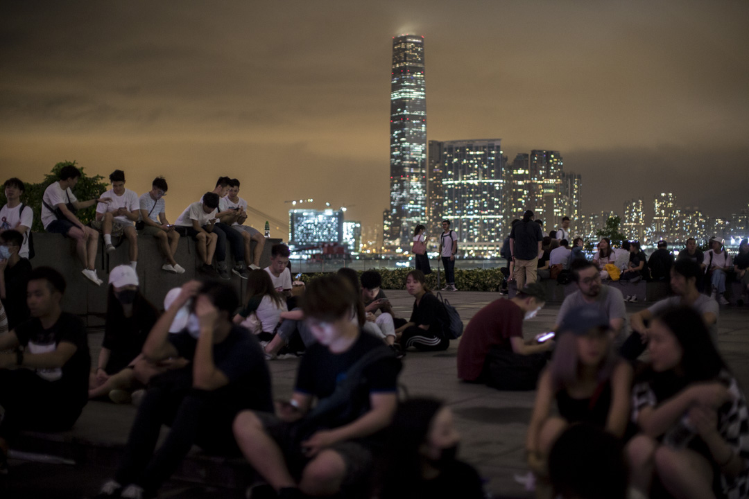 2019年6月11日晚上近十二时，不少年轻人坐在添马公园，附近有大量警察戒备。