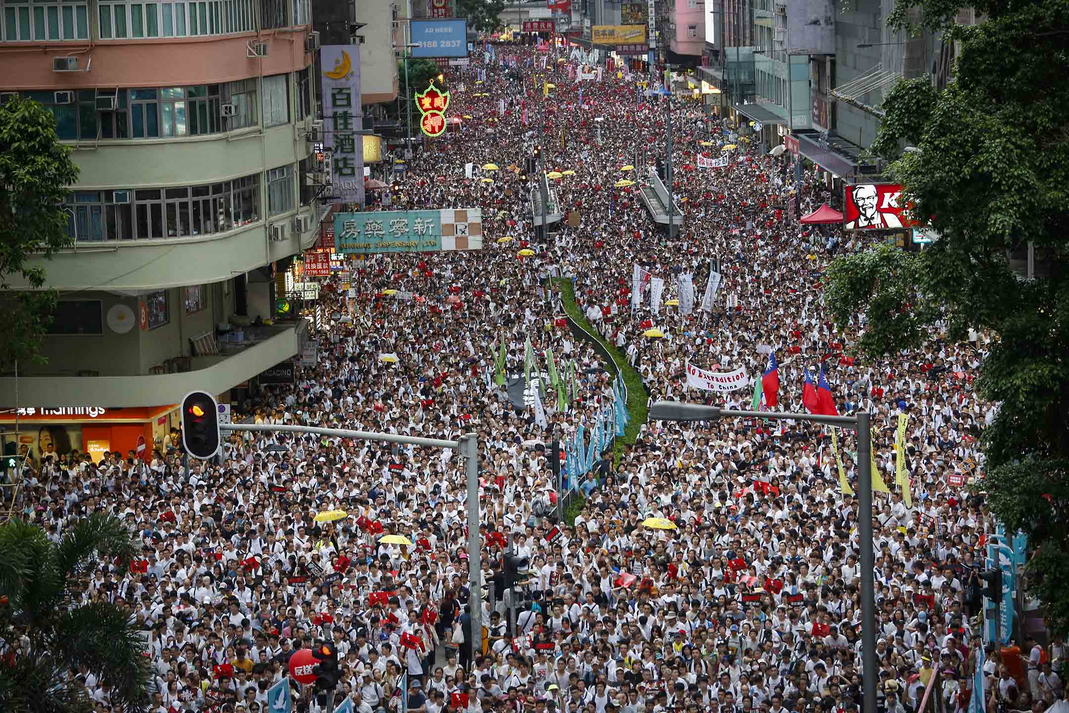 2019年6月9日，民间人权阵线发起“反送中”游行，至傍晚仍有大批游行人士在途中。