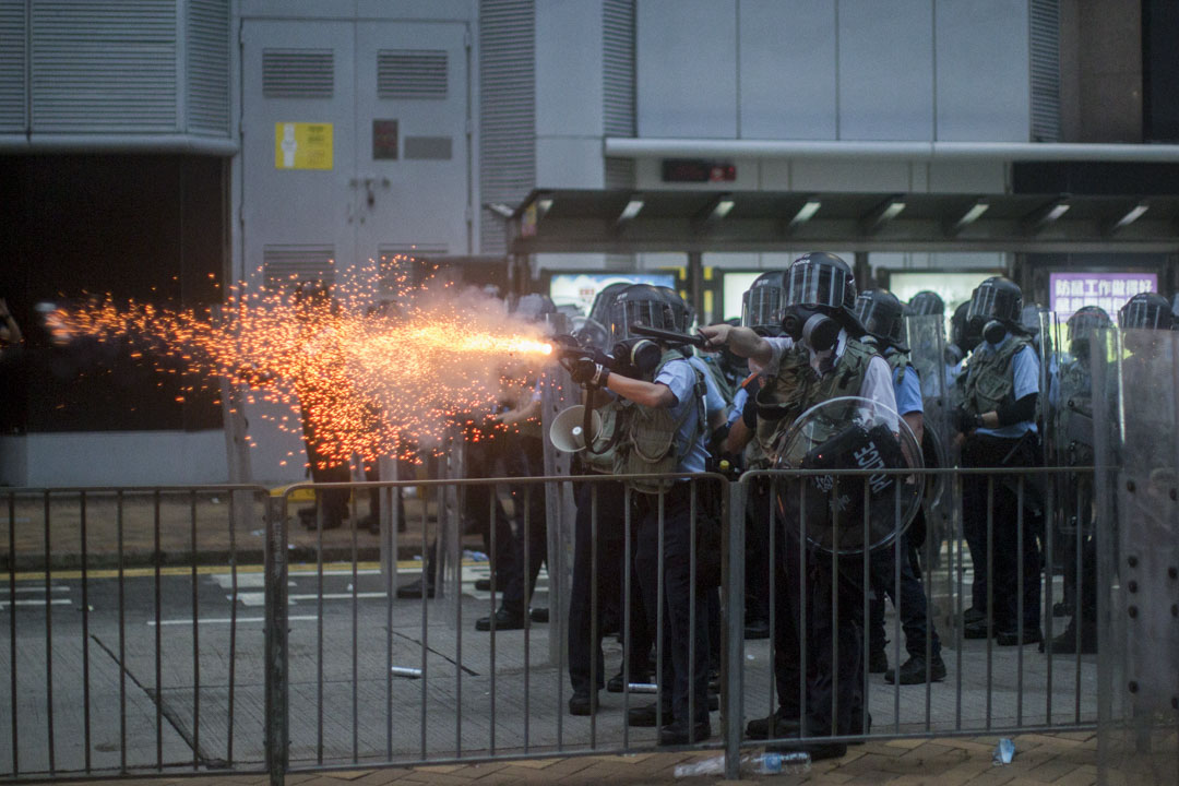 2019年6月12日，警察向示威者發射催淚煙。