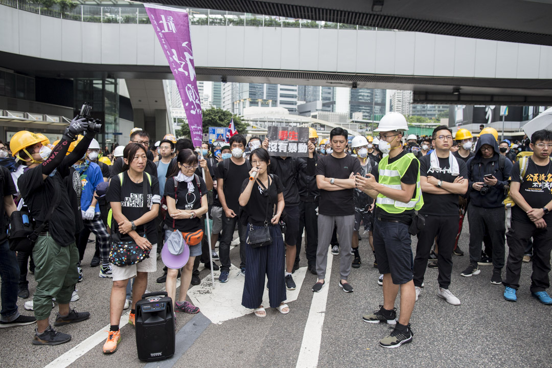 2019年6月17日，警方派出谈判专家与群众沟通时，社工们轮流持麦克风，协助在场人士表达意见。