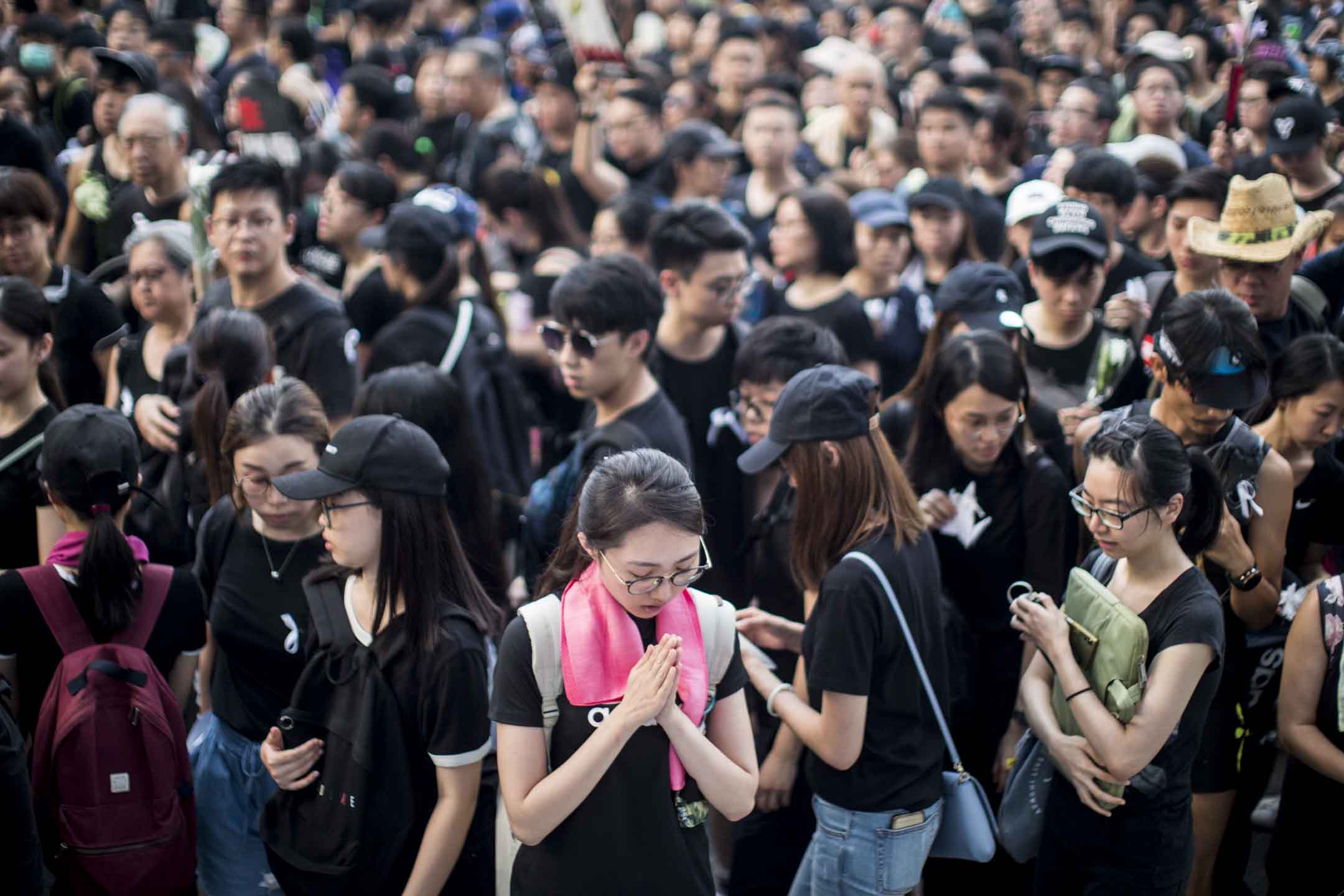 2019年6月16日，香港民陣發起第四次反對《逃犯條例》修訂大遊行，遊行期間，大批市民獻上白花，悼念前一日，於太古廣場平台抗議其後墮地不治的「黃衣人」 。 