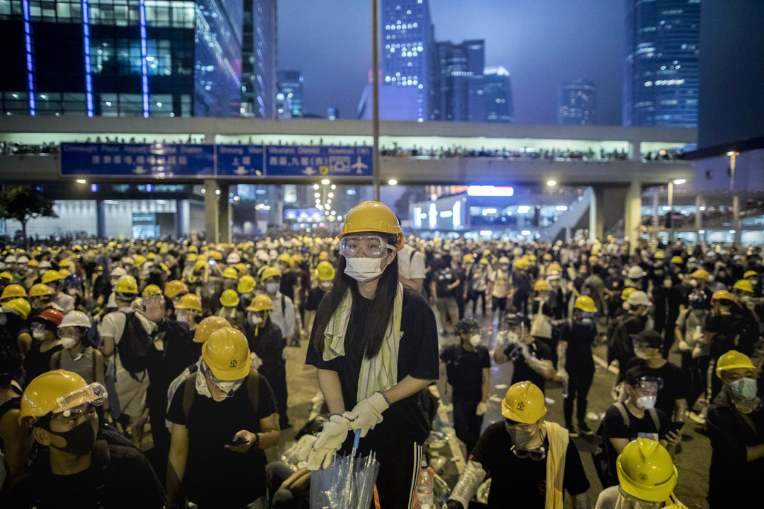 2019年6月12日，一名示威者在夏悫道。