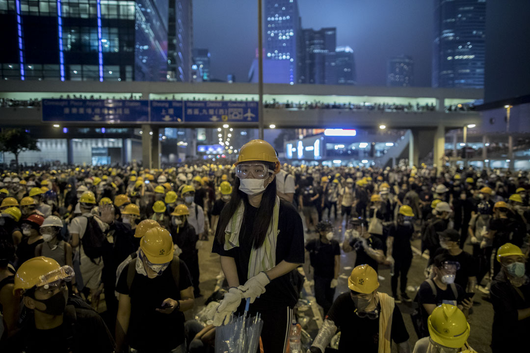 2019年6月12日，一名示威者在夏慤道。