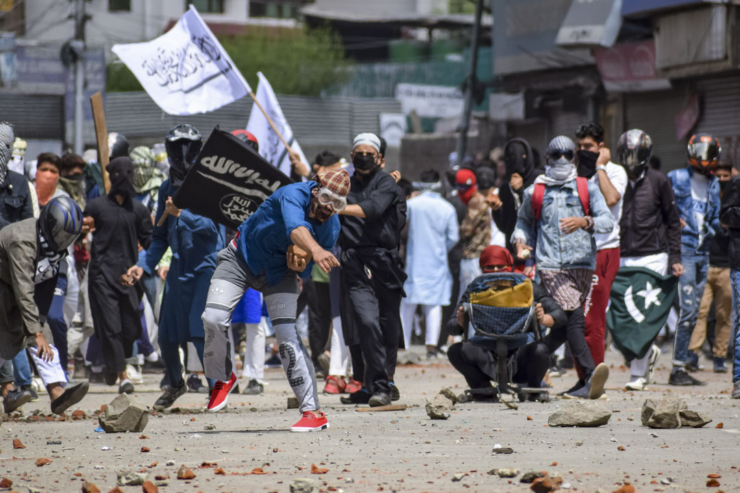 2019年6月5日，印度克什米尔，穆斯林于开斋节游行后占领街道，抗议印度政府的统治，被警方用催泪弹驱散。