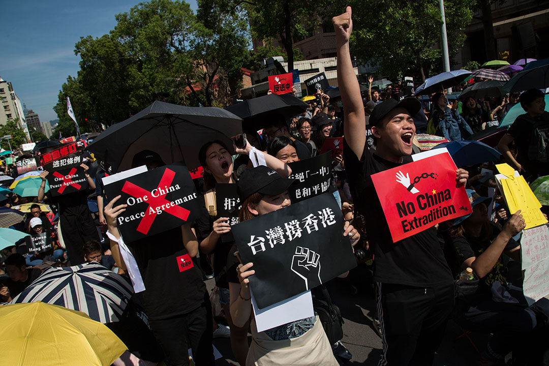 2019年6月16日，在台香港学生及毕业生逃犯条例关注组、台湾公民阵线与台湾青年民主协会等团体，共同于立法院群贤楼外举办“撑香港，反送中”集会。摄：陈焯煇/端传媒