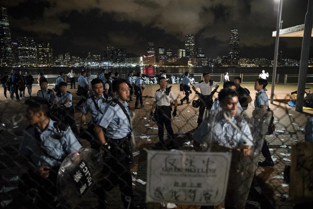 2019年6月28日，中環海濱一處將於29日凌晨起自動劃為駐港解放軍軍用碼頭，近千市民到場示威抗議，有人一度越過警方封鎖進入限制區域，與警察再爆衝突。