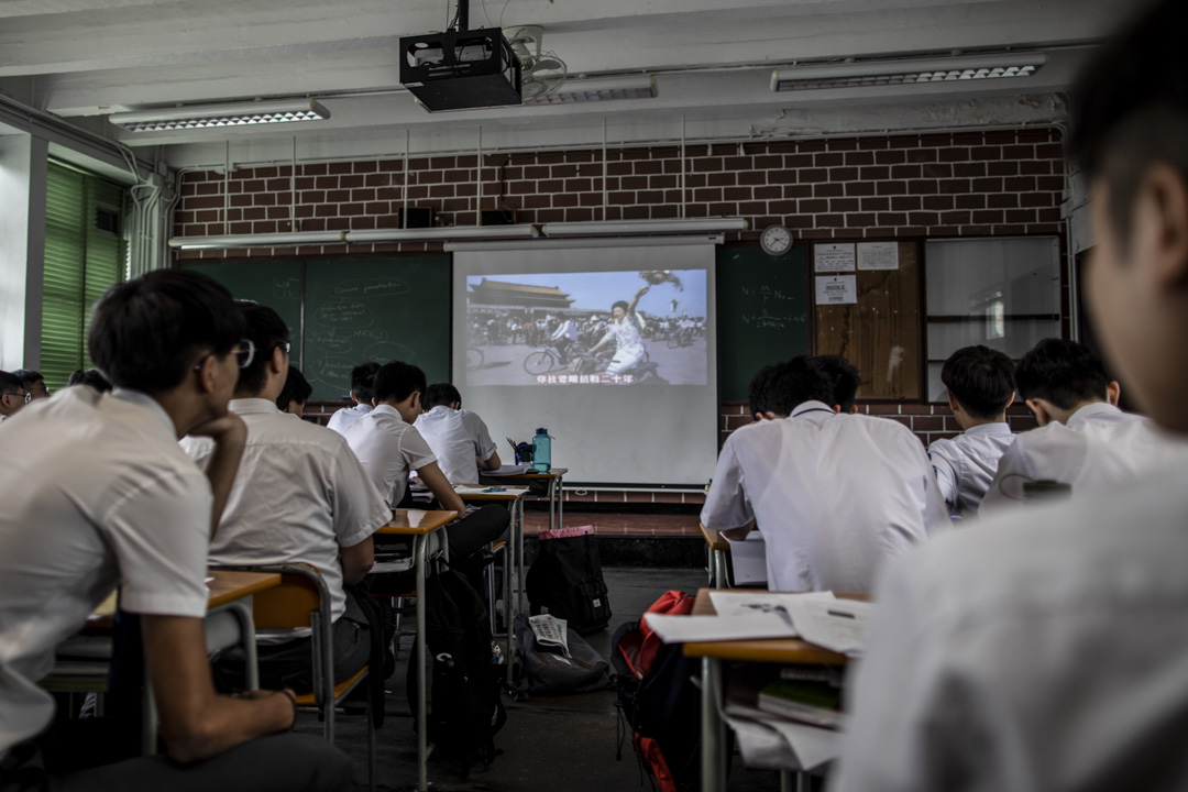 陈哲在课堂上向学生简述六四当晚发生的事情前，会先让学生看一段由香港乐队Beyond演唱《抗战二十年》的MV。