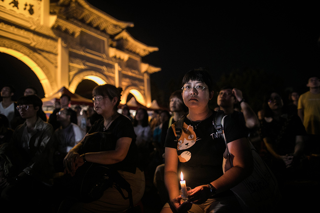 2019年6月4日，台北自由广场举行六四三十周年悼念晚会，一名市民点燃一根蜡烛。