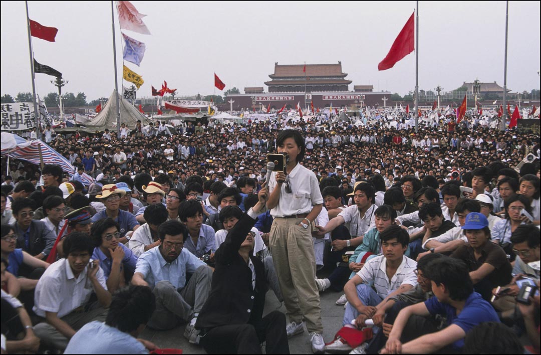 1989年5月28日，学运中担任保卫天安门广场指挥部总指挥的柴玲在天安门广场上发言。