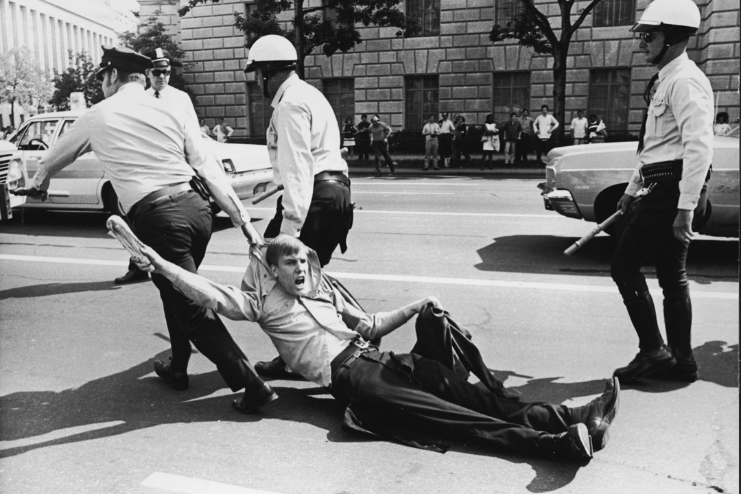 1970年5月9日，华盛顿防暴警察将一名反战示威者拖走。