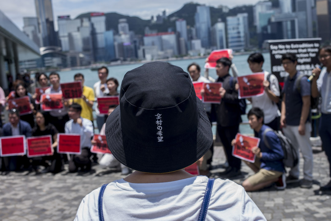 2019年6月2日，“全港反送中联席”约廿名成员请愿，他们手持多国语言标语，呼吁市民及在港的外籍人士，参与6月9日反送中大游行。