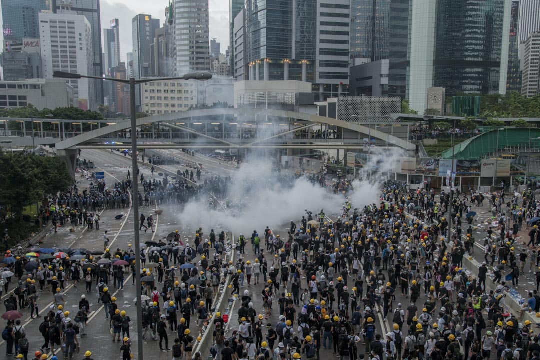 2019年6月12日，警方在夏慤道釋放催淚彈。