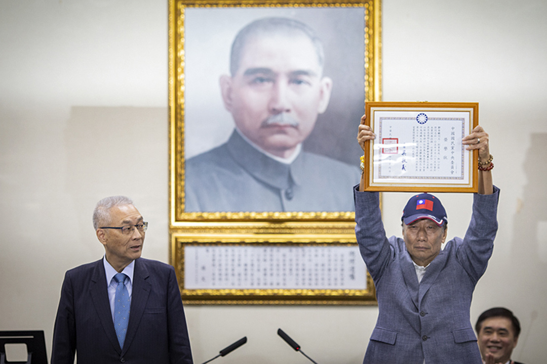 2019年4月17日，国民党举行中常会，台湾首富郭台铭(右)获国民党颁授国民党荣誉状，由党主席吴敦义(左)颁发。