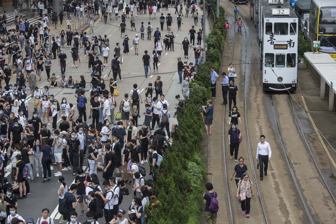 2019年6月12日，大批香港市民佔領金鐘立法會和政府總部附近的街道，令原訂當天上午11時開始《逃犯條例》修訂草案二讀無法如期展開。