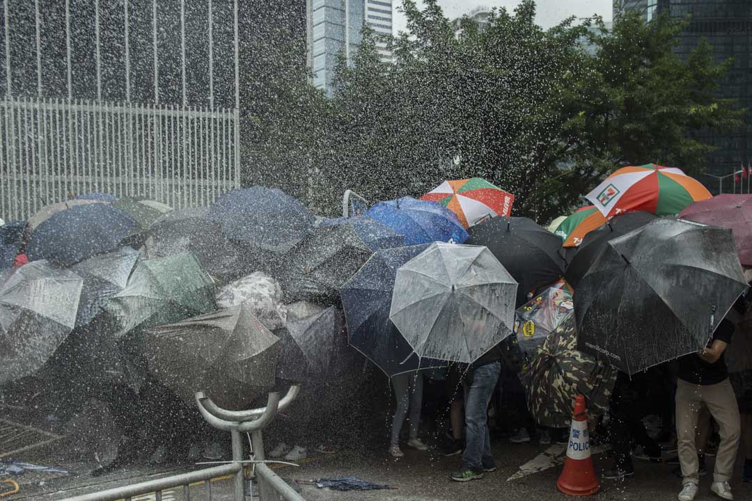 2019年6月12日，示威者在政府總部前被警方噴射楜椒噴霧。