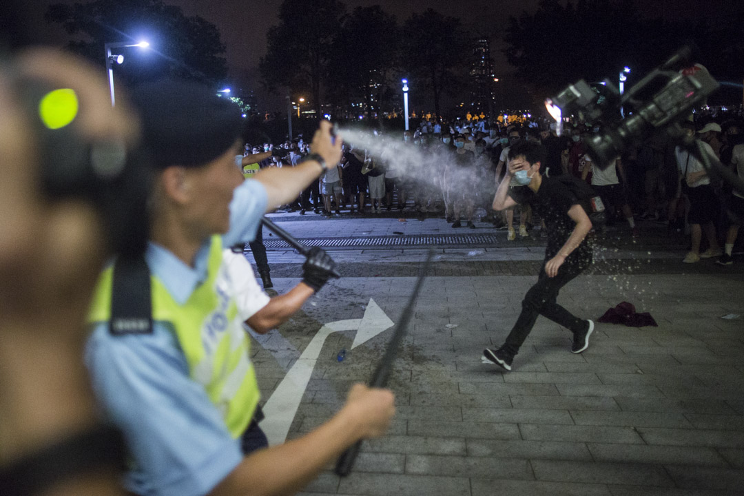 00:17，警察以胡椒喷雾驱赶示威者。