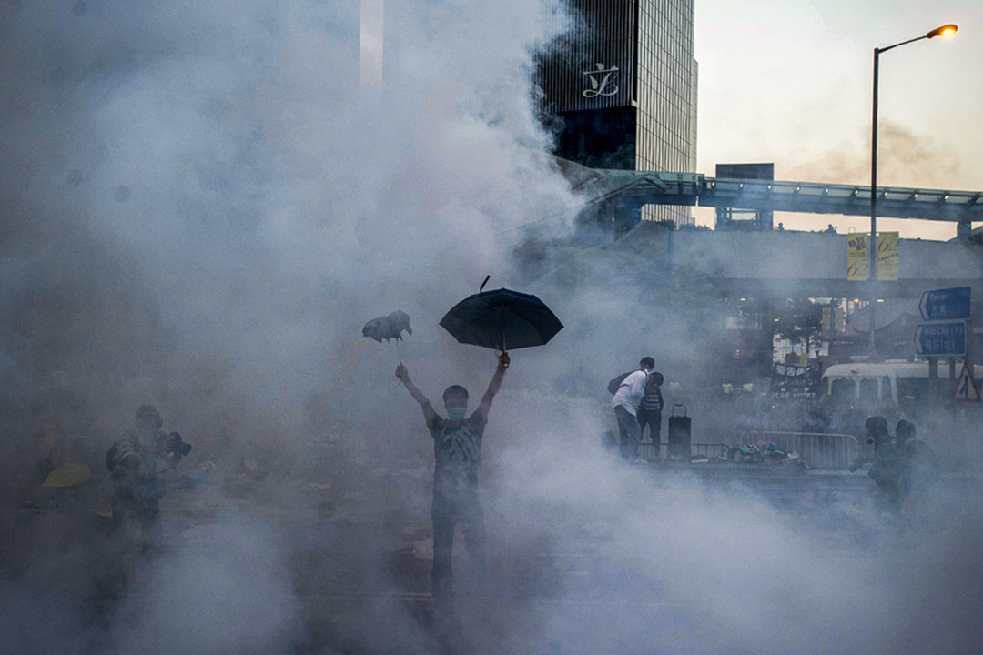 2014年9月28日，防暴警察在香港金钟施放催泪弹。