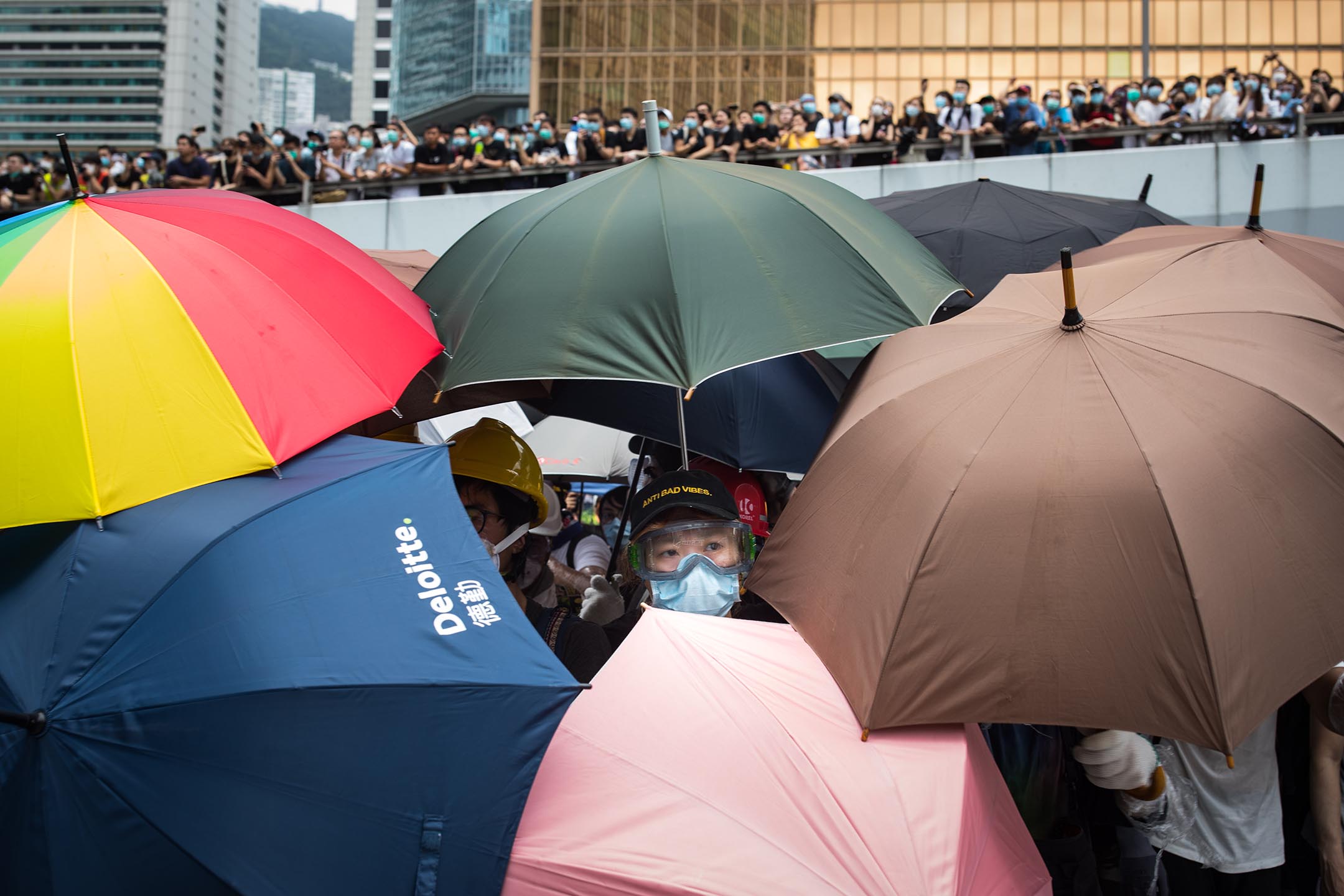 2019年6月12日，大批香港市民佔領金鐘立法會和政府總部附近的街道，令原訂當天上午11時開始《逃犯條例》修訂草案二讀無法如期展開。