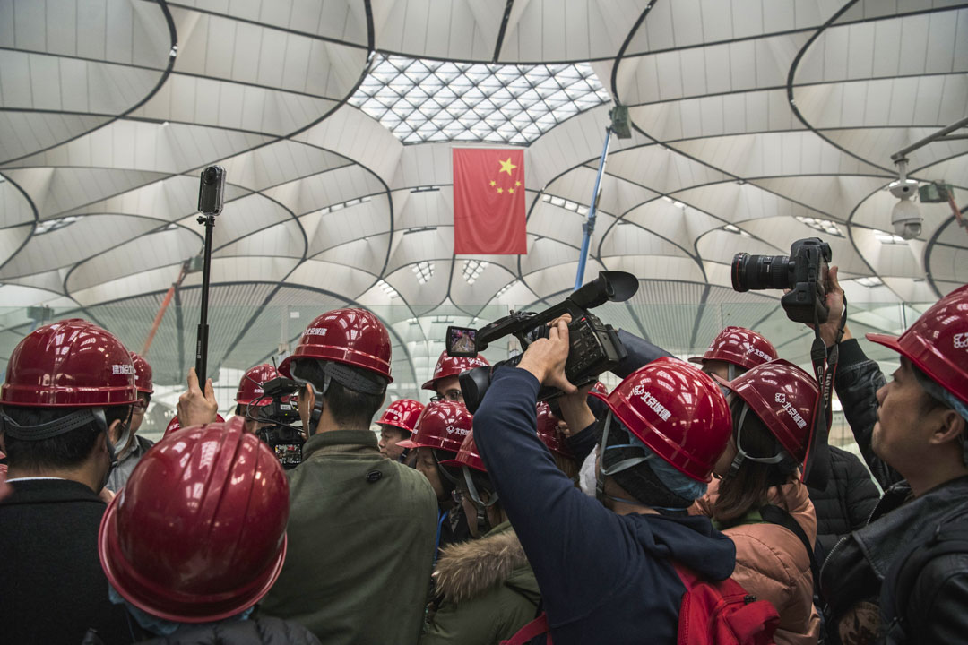 2019年3月1日，中国和外国记者在北京大兴国际机场主航站进行采访。