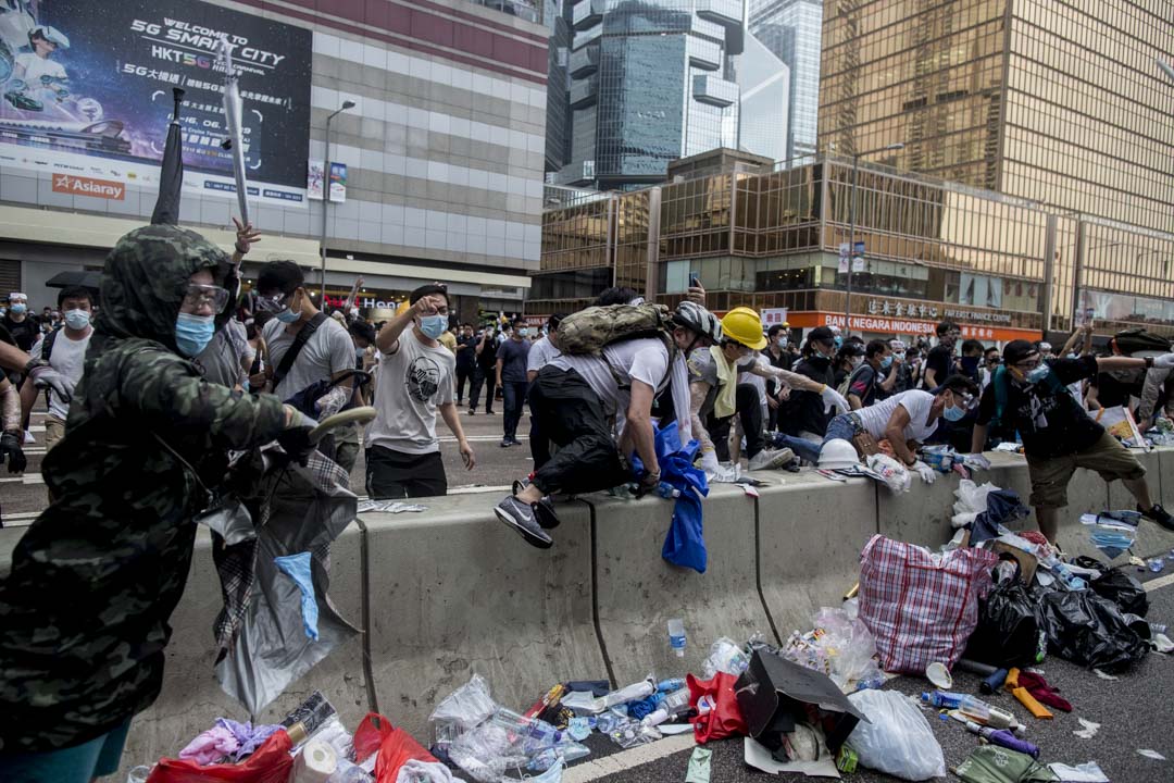 2019年6月12日，警方進行金鐘夏慤道的清場行動，示威者進行反抗。