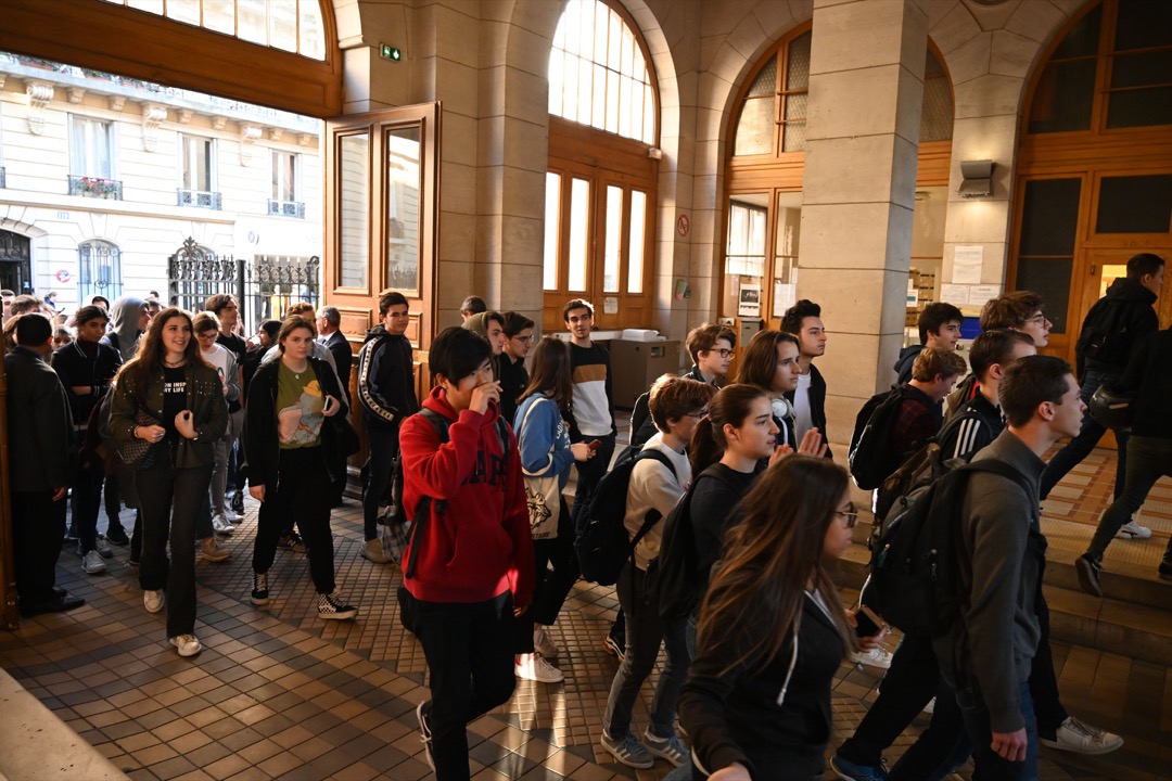 法国的哲学课理想目标是使学生通过构建问题，拥有一种自由思考和判断的能力，也即做一个合格的“开明公民”。