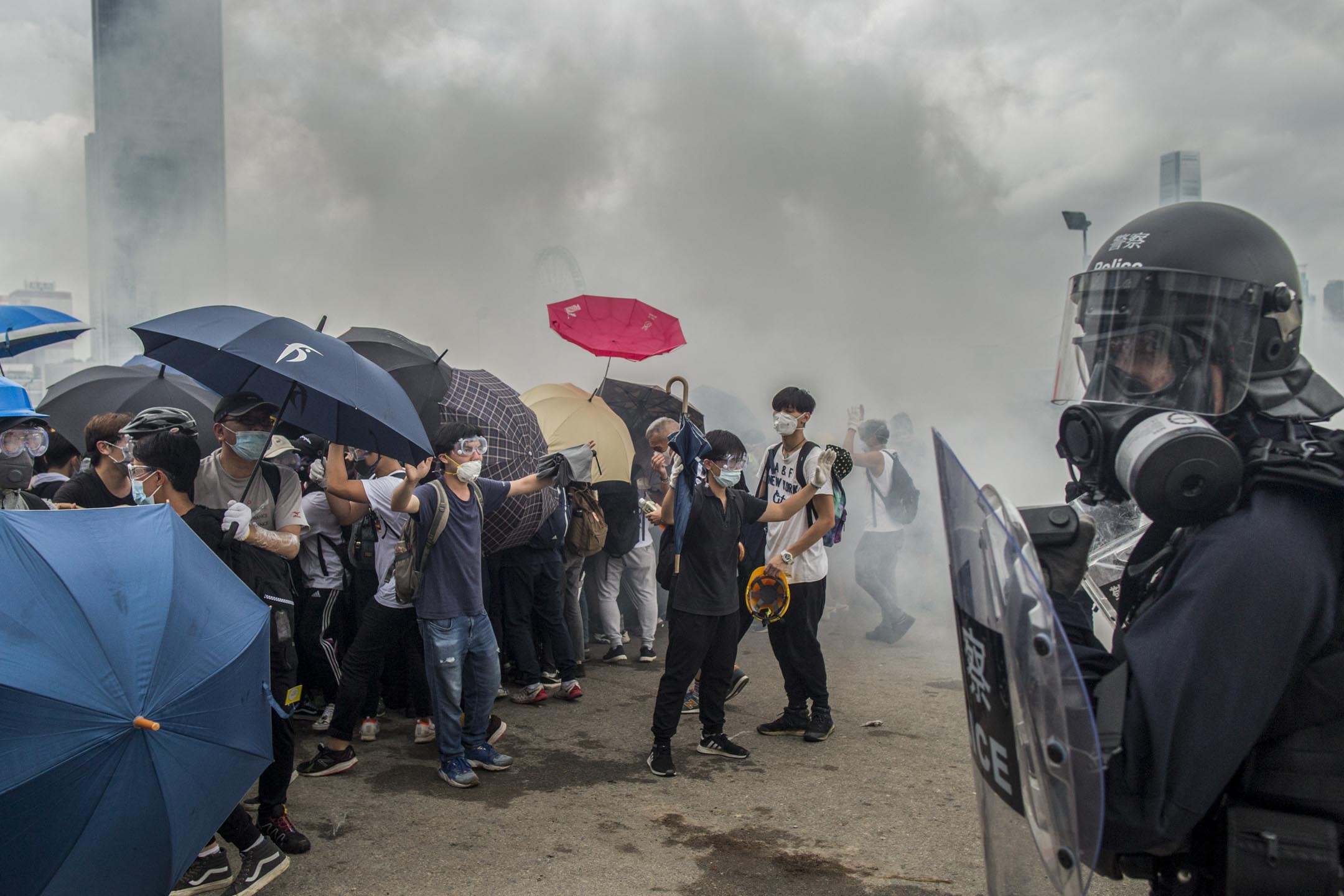 2019年6月12日，警方數十名速龍小隊在龍和道驅趕示威者，他們以雨傘來對抗。