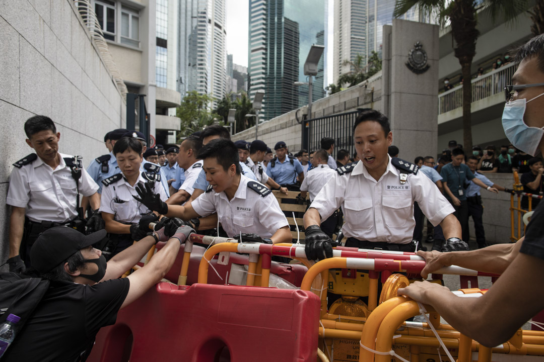 2019年6月21日，示威者包围湾仔警察总部。