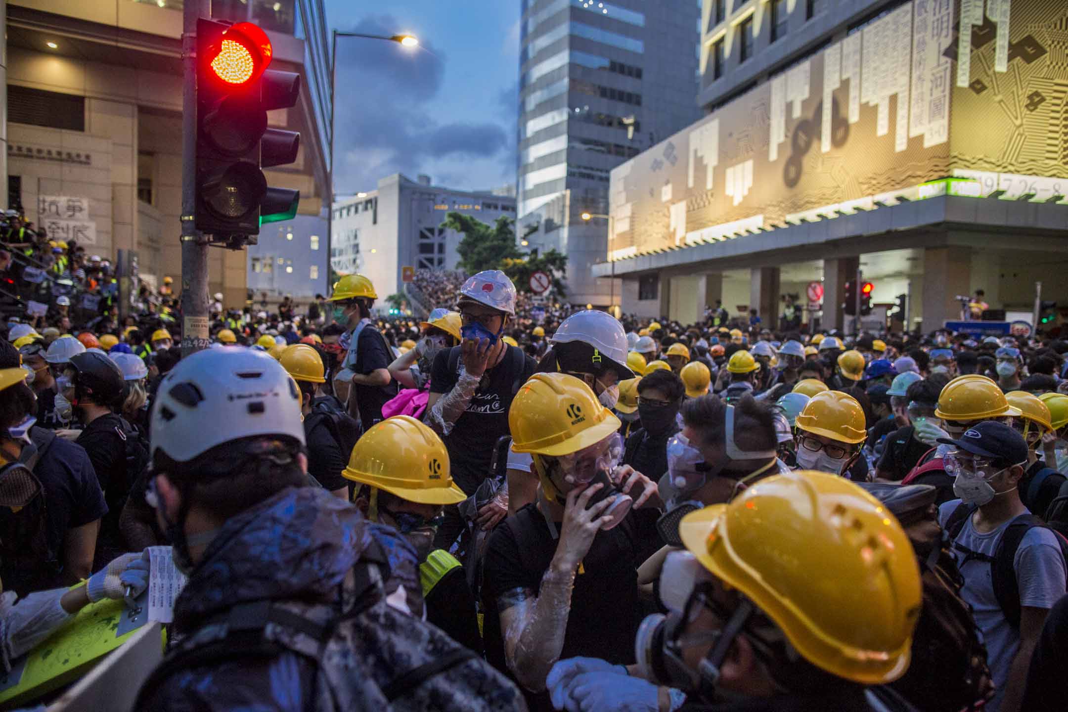 2019年6月21日，示威者包围湾仔警察总部。