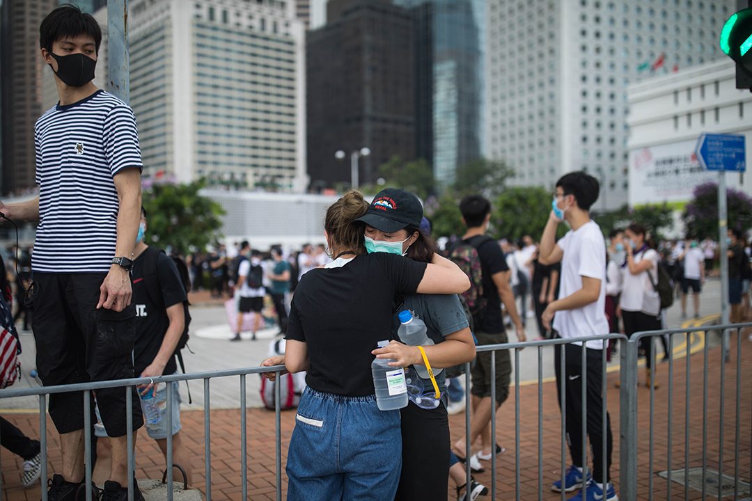 2019年6月12日，示威者在警方以催泪弹清场后互相拥抱。