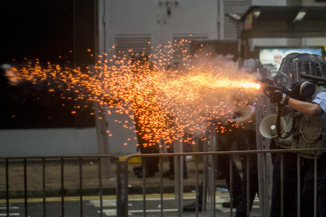 2019年6月12日，香港金钟，大批香港市民占领金钟立法会和政府总部附近的街道，以阻止《逃犯条例》修订草案二读，警察施放催泪弹及布袋弹。