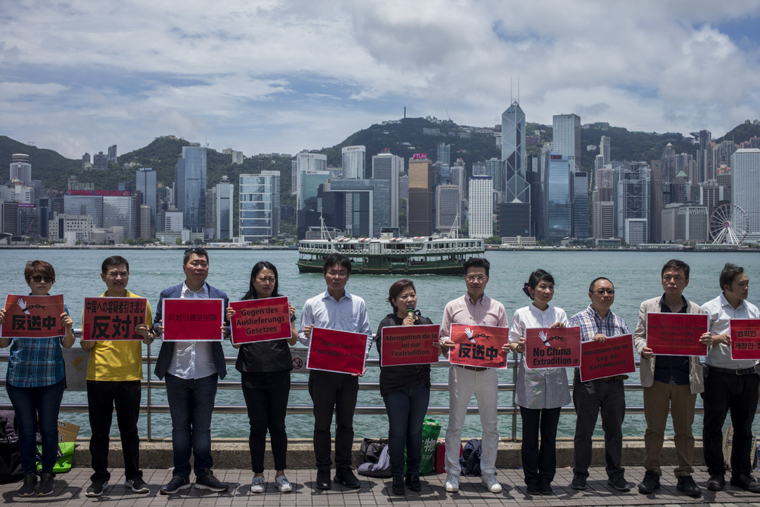 2019年6月2日，「全港反送中聯席」約廿名成員請願，他們手持多國語言標語，呼籲市民及在港的外籍人士，參與6月9日反送中大遊行。 