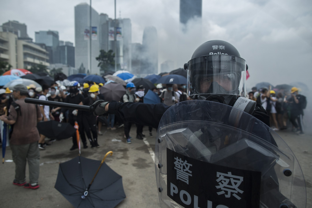 2019年6月12日，一名防暴警察在龍和道清場。