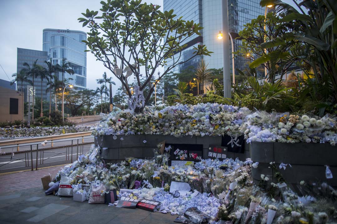 2019年6月17日清晨，太古广场外，因悼念堕毙的反修例男子，白色花束堆满行人路。