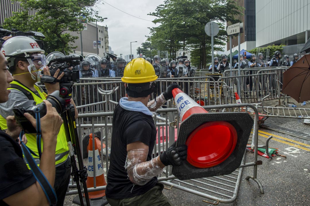 2019年6月12日，一名示威者與警察對峙時，拿起雪糕筒。