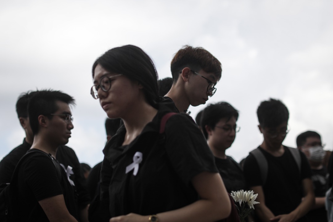 2019年6月30日，全港多地發起悼念活動，一名就讀香港教育大學的21歲盧姓女子，在粉嶺一屋邨高處墜下身亡，墮樓前她在牆壁留下字句，表達反對修訂《逃犯條例》並籲「堅持下去」