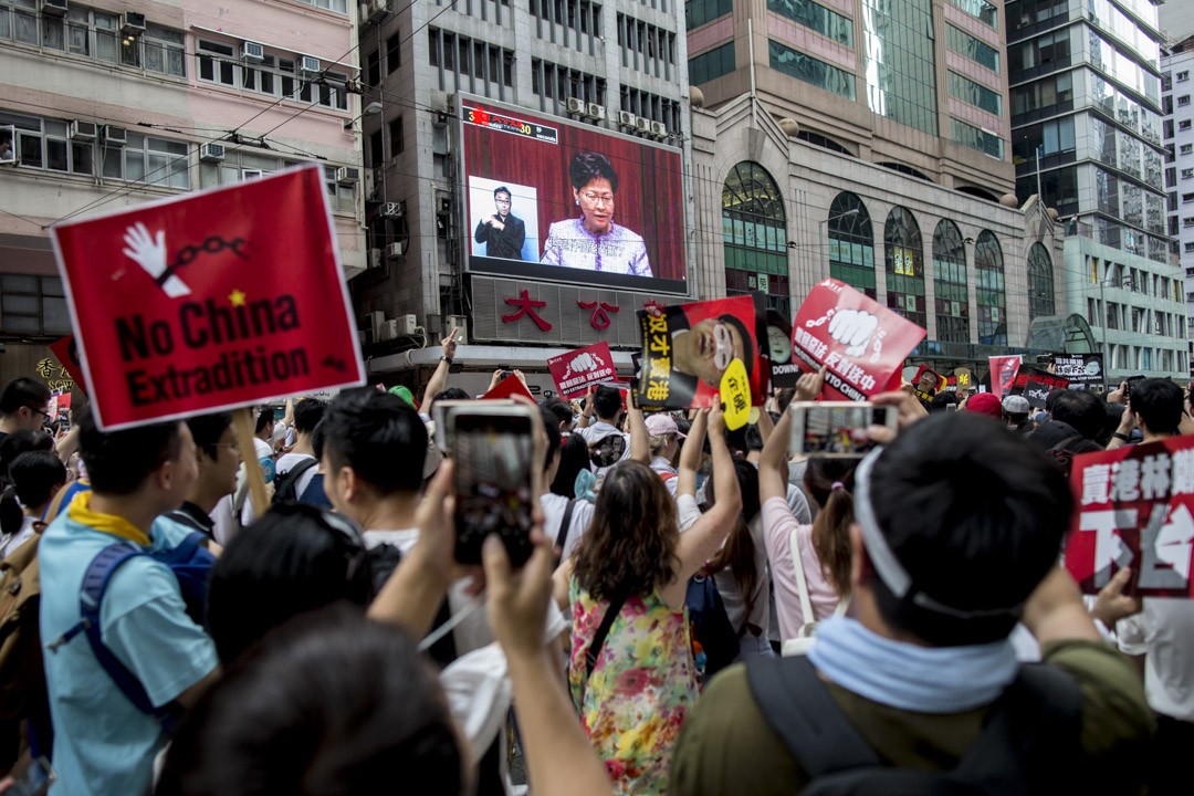 2019年6月9日，民阵发起反对《逃犯条例》修订的“反送中”大游行，游行队伍途经湾仔时，其中有一个巨型萤幕正播放林郑月娥有关《逃犯条例》修订的影片。