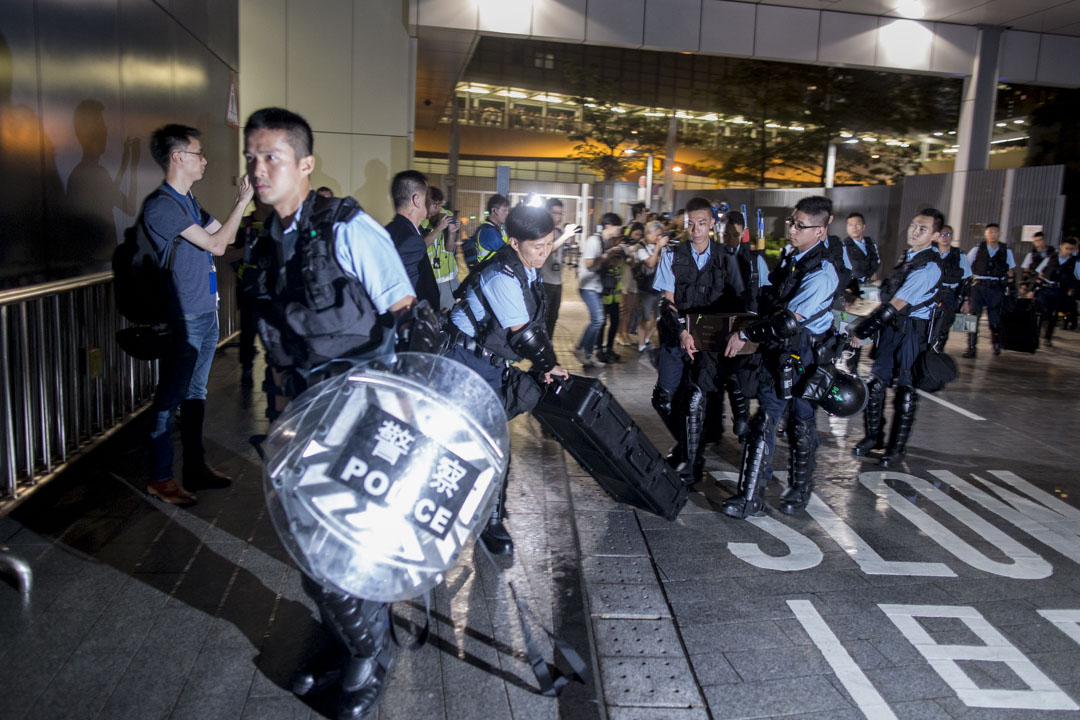 2019年6月12日凌晨12时20分，大量警察进入立法会。