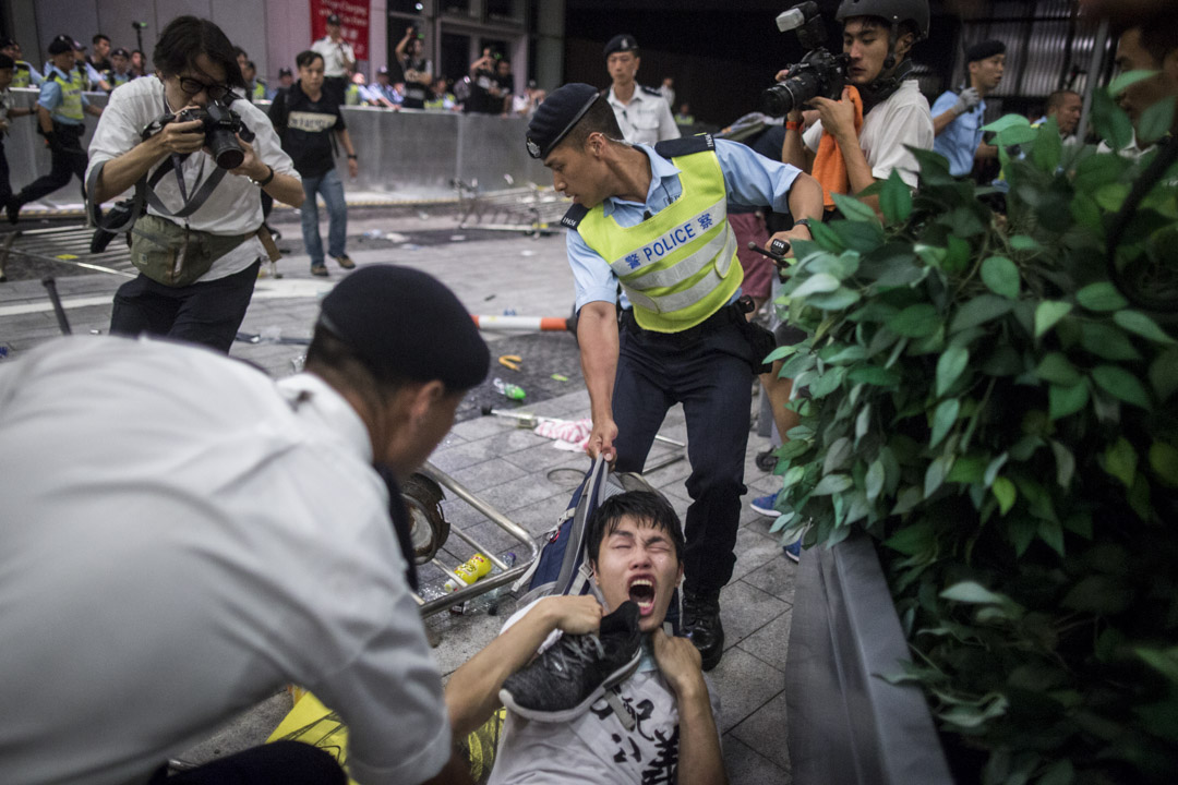 00:18，警察将示威者带离现场。