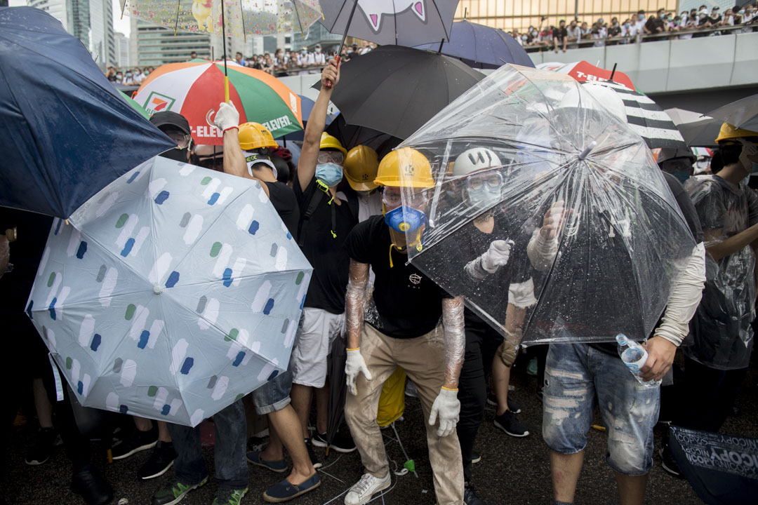 2019年6月12日，示威者冲击警察防线。