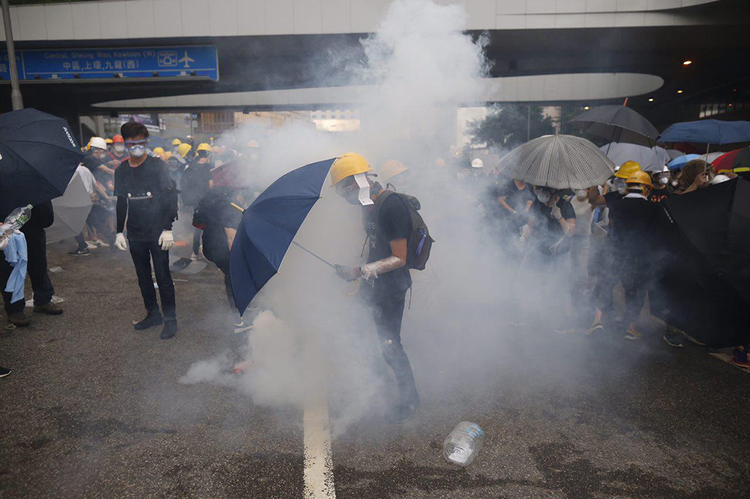 2019年6月12日，示威者冲击警察防线，引发警方清场，施放催泪弹。 