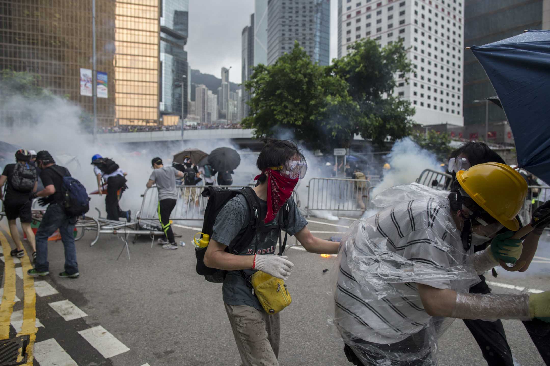 2019年6月12日，示威者衝擊警察防線，遭警方催淚煙還擊。