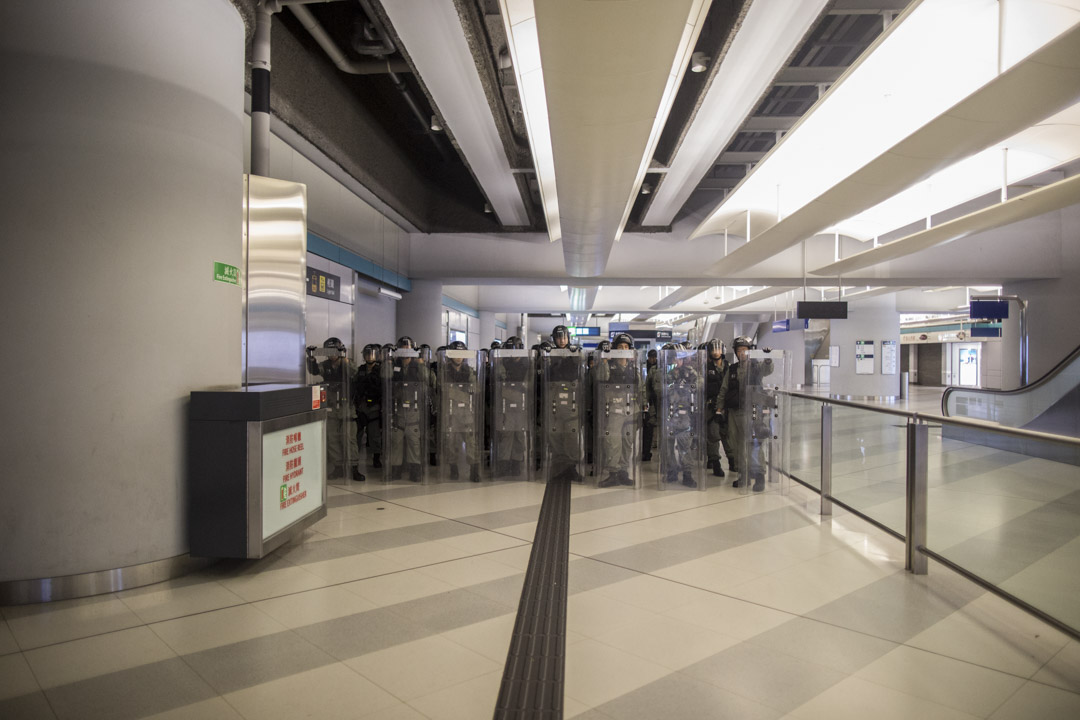 2019年7月22日，约凌约1时，大批防暴警察到达元朗西铁站，在已无白衣人及市民的站内戒备驻守。 