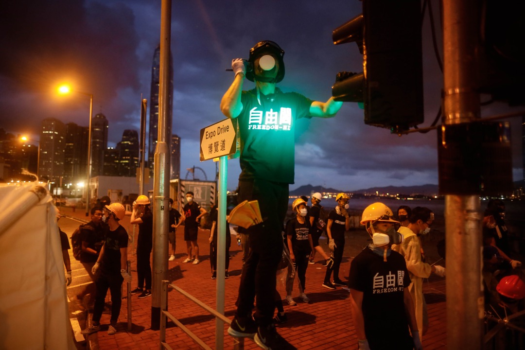 2019年7月1日，清晨六时，示威者占据通往金紫荆广场的一段龙和道。